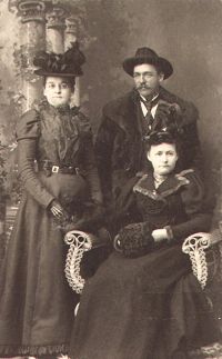 Maren, Oscar and Tillie (seated) Thompson